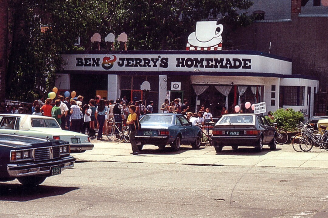 ปี 1982 แพ็คมันเข้า! ผู้คนรวมตัวสังสรรค์กันที่ร้านไอศกรีม