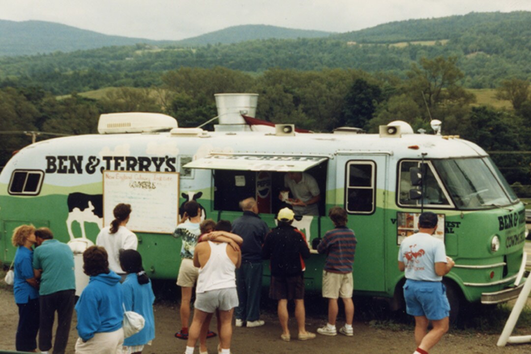 รถบัสลายวัวของ Ben & Jerry's ที่มีผู้คนยืนต่อคิว
