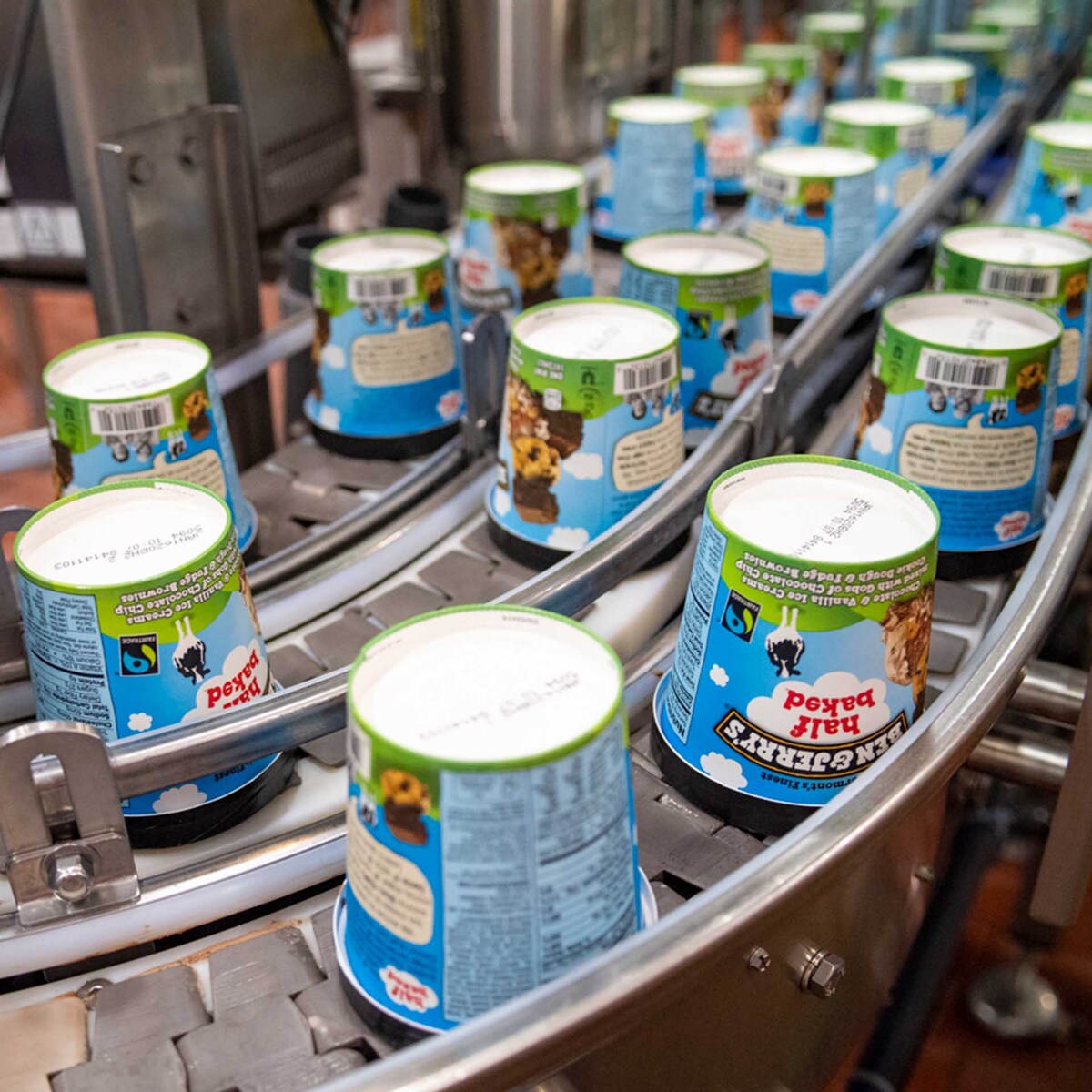 ถ้วยไอศกรีมของ Ben & Jerry's บนสายการผลิตของโรงงาน